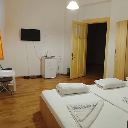 Auberge de jeunesse - *