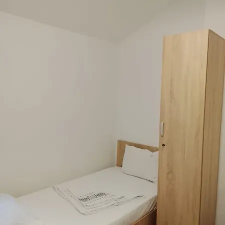 - Hostel Bukareszt