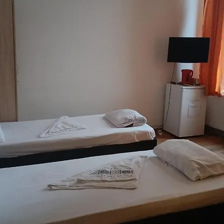 Auberge de jeunesse - *