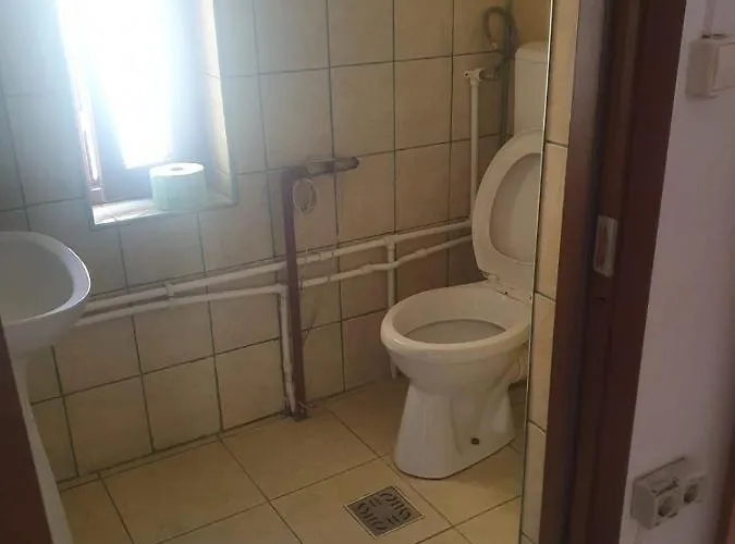 Auberge de jeunesse - *