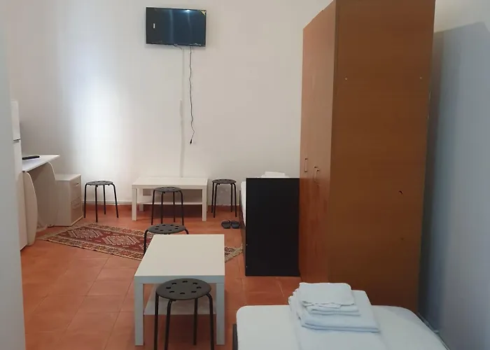 Auberge de jeunesse - *