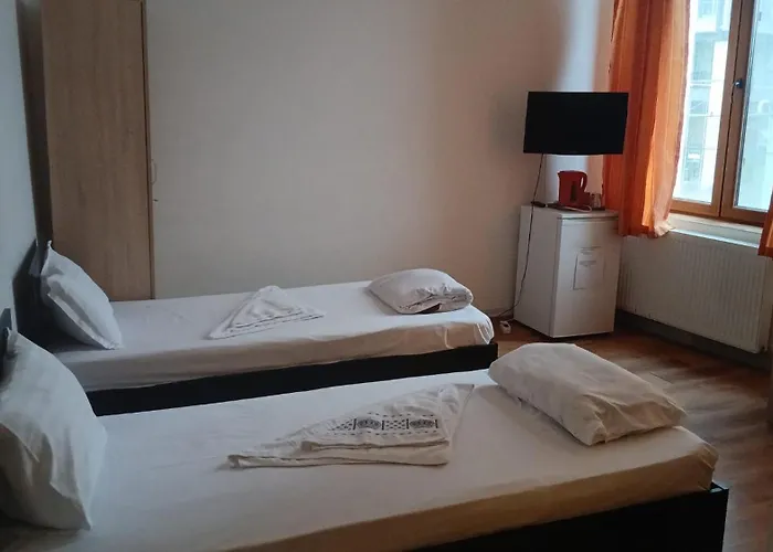 Auberge de jeunesse - *